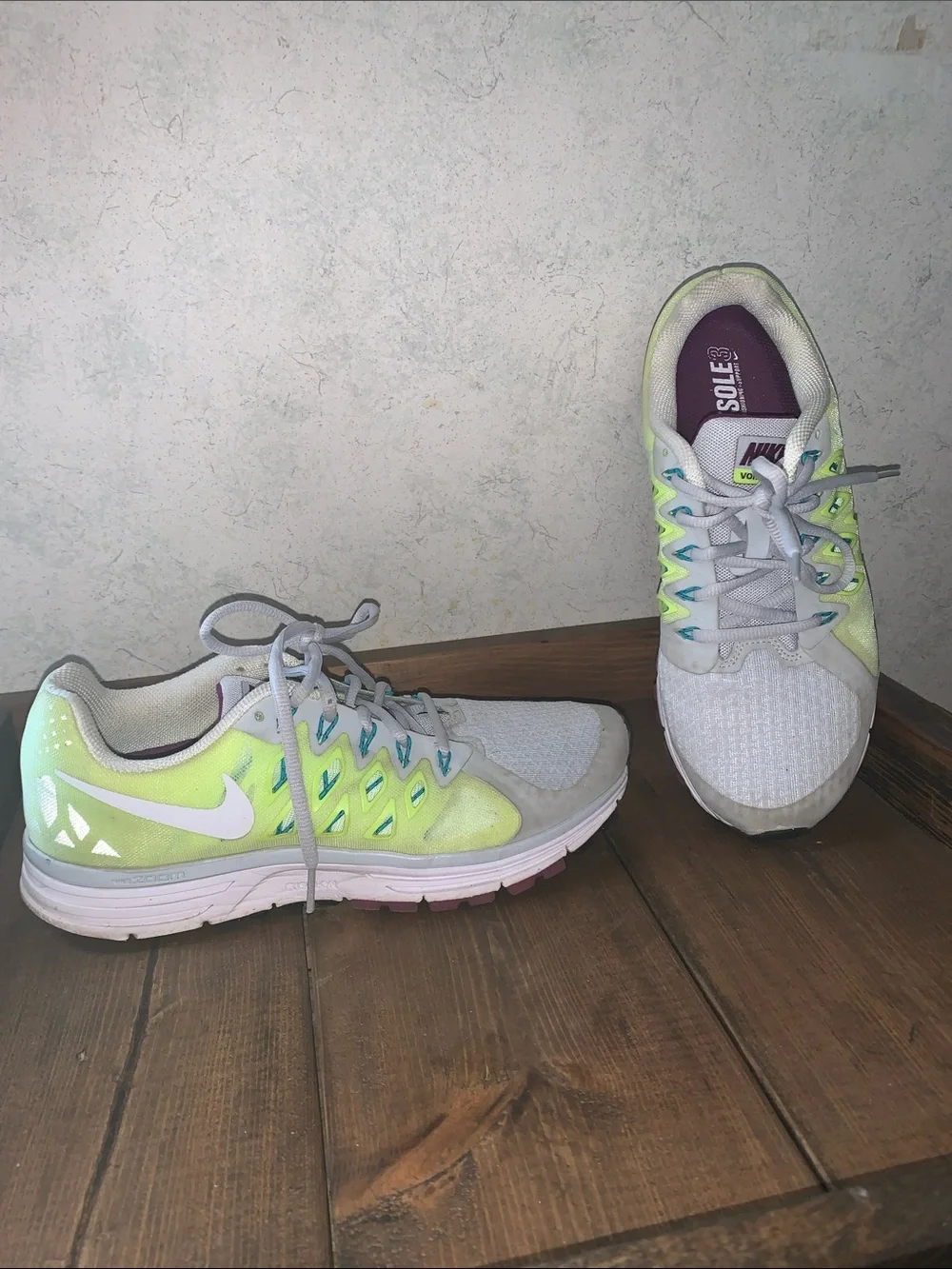 Nike Women’s Vomero 9 gray/ white with Neon Yellow & Purple Insoles